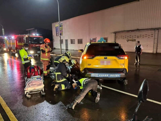 汐止康寧街計程車與機車擦撞 騎士卡底急送醫