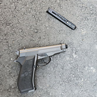 新北嬷路上捡到枪！毒虫掏枪恐吓运将 暴打室友「意外掉枪」惨了