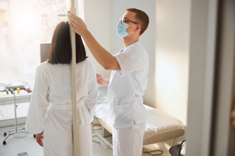 老了「倒勼」逾3公分 醫示警有病上身 靠牆健骨改善