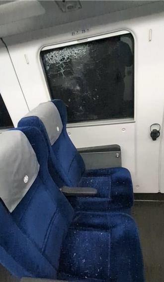 暗夜驚魂！太魯閣列車遭不明物體撞擊 車頂冒火花車窗破裂