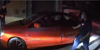 莽男開車講手機又未繫安全帶 不服取締企圖撞警！下場慘了