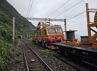 影》台鐵東正線電車線斷落 今下午搶通 現場畫面曝
