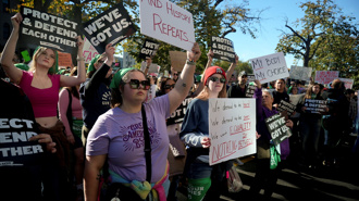 影》全美多城爆「反川示威」 抗議人士怒：自由在哪？