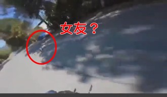 摔到分手！大重机骑士突灌油门 害后座女友喷飞竟还「这样说」
