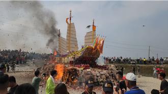 12年1次！嘉縣布袋海國宮燒王船 信眾湧入漁村爆人潮