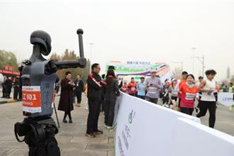 2024北京亦庄半马科技感十足 无人车领跑、机器人加油