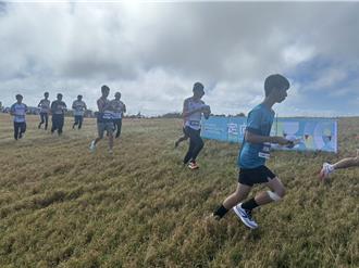 超驚險！定向越野遇野生牛追撞 全民運選手大腿受傷送醫
