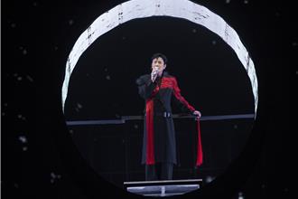 大咖歌王被路人要求幫拍照！竟認不出「掌鏡人是他」