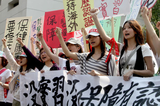 波波女医害命 苏一峰贴15年前旧照轰：如今竟用纳税钱让波波实习