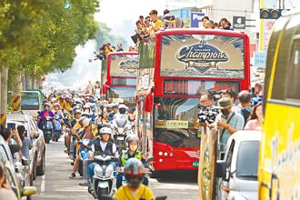 中职》兄弟台中封王游行 15万爪迷挤爆