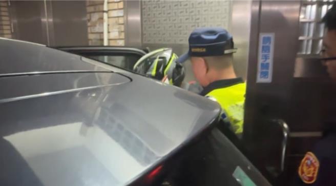 新竹市曾姓男子因一時怒火竟將外甥砍死，警方據報當場將他（戴安全帽者）逮捕。（民眾提供／陳育賢新竹傳真）