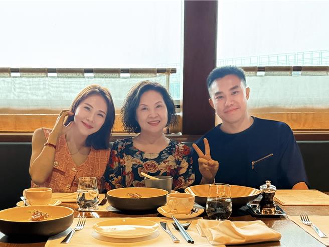 吴申梅、吴妈妈及老公时常聚餐感情深厚。（吴申梅提供）