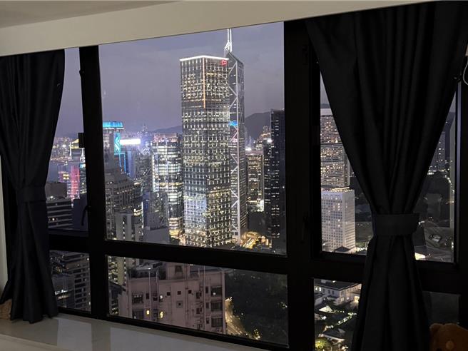 吴申梅跟老公很用心设计打造香港新房，窗外俯瞰百万夜景。（吴申梅提供）