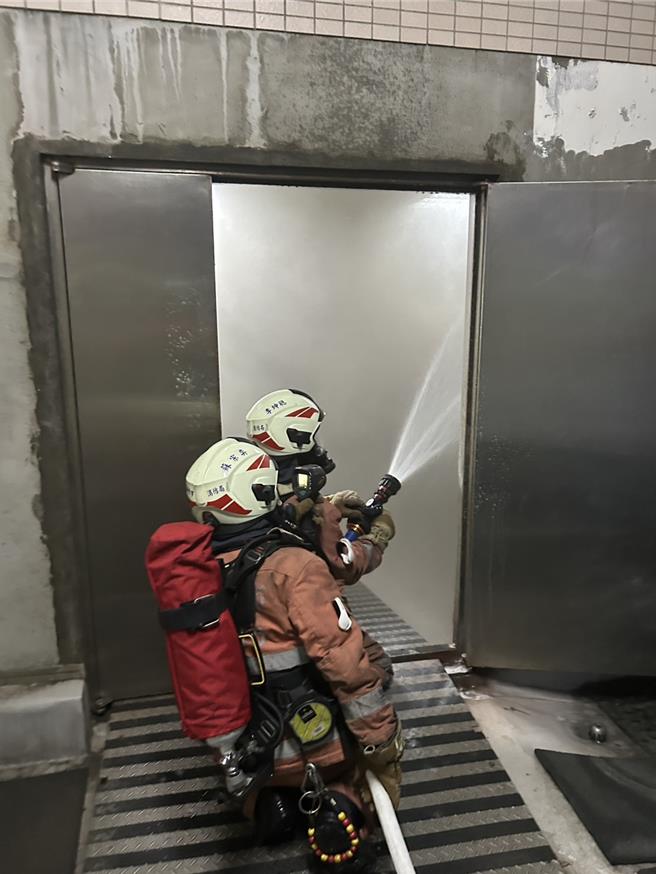 新竹科學園區工業東四路1家科技公司10日清晨5點38分傳出火警，消防局人員趕抵將火勢撲滅。（消防局提供／陳育賢新竹傳真）