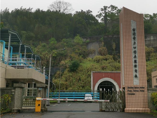 2024年11月10日苗栗县／苗栗县卓兰镇景山里9日发生疑似溺水事件，一名民眾疑似在卓兰发电厂放水时失联。苗栗县消防局接获报案后，立即派遣卓兰分队展开地毯式搜索，并在放水口附近发现失联者的机车与帽子，但未寻获失联者。(谢明俊摄）