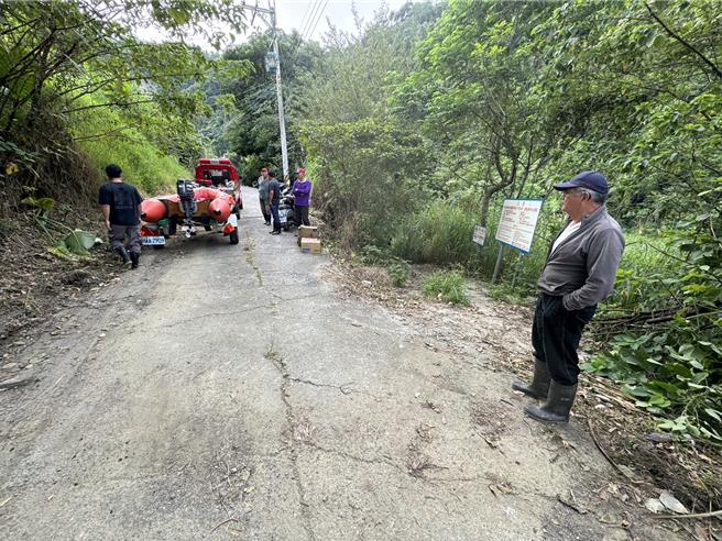 2024年11月10日苗栗县／苗栗县卓兰镇景山里9日发生疑似溺水事件，一名民眾疑似在卓兰发电厂放水时失联。苗栗县消防局接获报案后，立即派遣卓兰分队展开地毯式搜索，并在放水口附近发现失联者的机车与帽子，但未寻获失联者。(读者提供／吕丽甄苗栗传真）