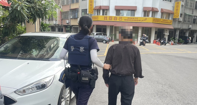 阿北猛按电铃又敲门被互认识要闹事， 暖警靠他身上的便条纸送他回家。（翻摄画面）