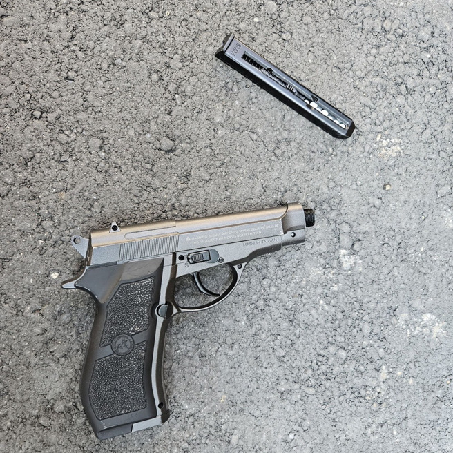 全案查扣瓦斯枪一把。（图 / 刘咏韵翻摄）