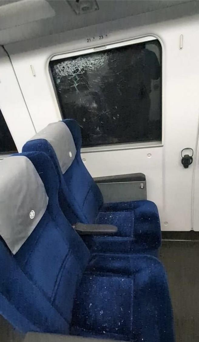 台铁256车次太鲁阁号列车，昨日深夜11点时54分行经宜兰县汉本路段时，其中2节车厢疑遭不明物体撞击。（民眾提供／吴佩蓉宜兰传真）