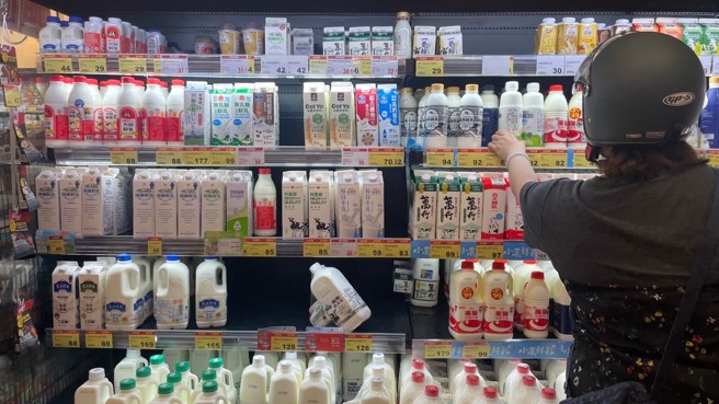 许多人都会在全联选购鲜乳，满足日常需求。（示意图／资料照，杨雅婷摄影）