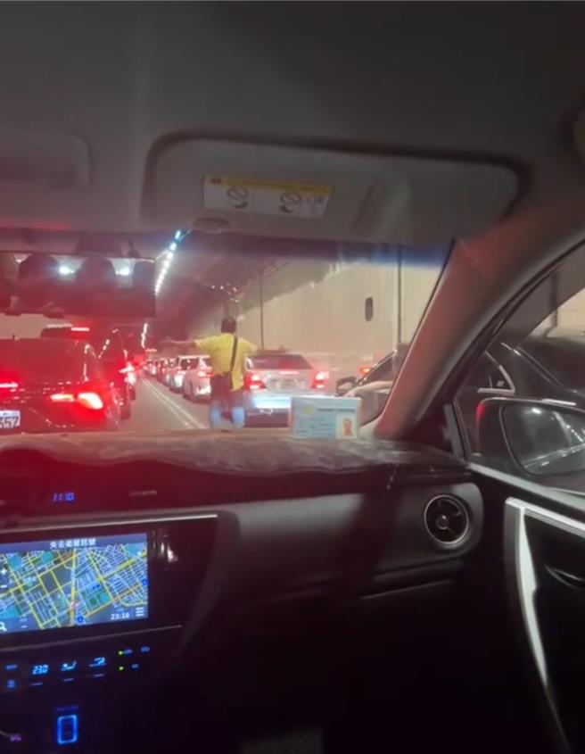 台北市新工处于7日至30日进行基隆路路面更新作业，施工期间于每日车流量最小的夜间11时至翌日6时封闭施工范围车道。民眾党台北市议员陈宥丞9日晚间接获民眾投诉，基隆路动弹不得1小时，有人下车走路，有人气到拍打车辆泄愤，现场十分危险。（台北市议员陈宥丞提供／刘彦宜台北传真）