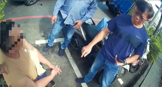 警方与林姓被害人合作，计诱逮捕诈团陈姓车手（左）。（民眾提供／郭良杰高雄传真）。