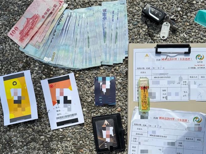 警方在陈姓车手身上查获的现金、假证件、文件等赃证物。（民眾提供／郭良杰高雄传真）