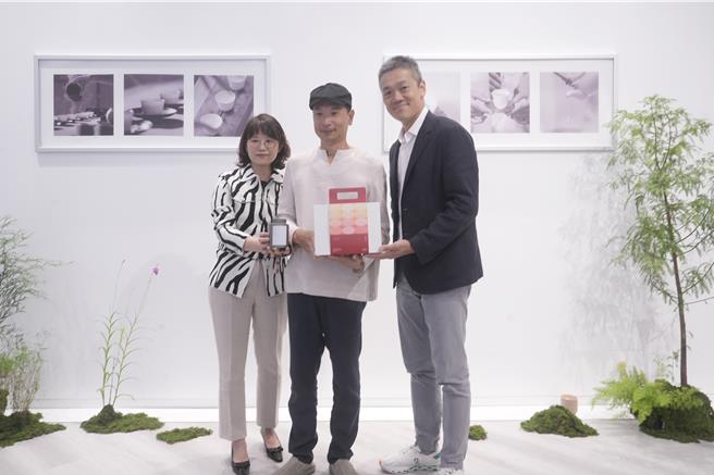 花蓮玉里鎮赤科山茶職人陳期泓（中），11月參加法國世界茶葉大賽，以「蜜香紅茶」榮獲金賞，「柚花薰香烏龍」、「芳香菊花茶」奪下銀賞，同時又以「露予金露」紅茶在英國國際茶競賽「The Leafies」勇奪金獎。（花蓮縣政府提供／羅亦晽花蓮傳真）