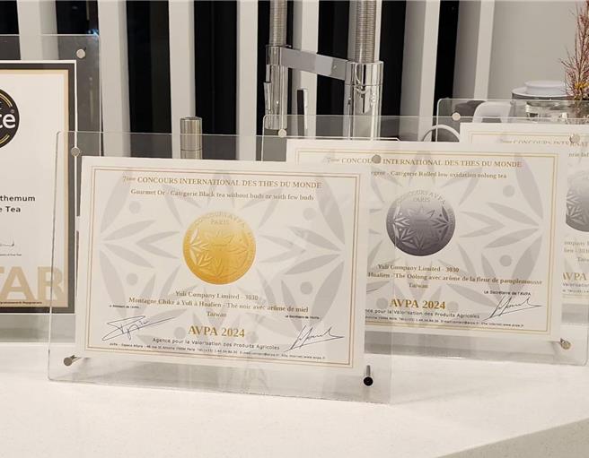 花蓮玉里鎮赤科山茶職人陳期泓11月參加法國世界茶葉大賽，以「蜜香紅茶」榮獲金賞，「柚花薰香烏龍」、「芳香菊花茶」奪下銀賞。（花蓮縣政府提供／羅亦晽花蓮傳真）