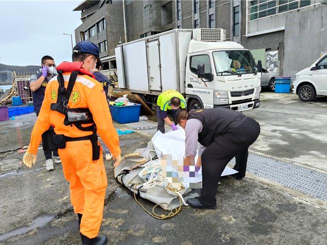 宜蘭1名漁民昨日上午7時許，在大福外海6浬處發現一具全裸女性浮屍。（民眾提供／吳佩蓉宜蘭傳真）