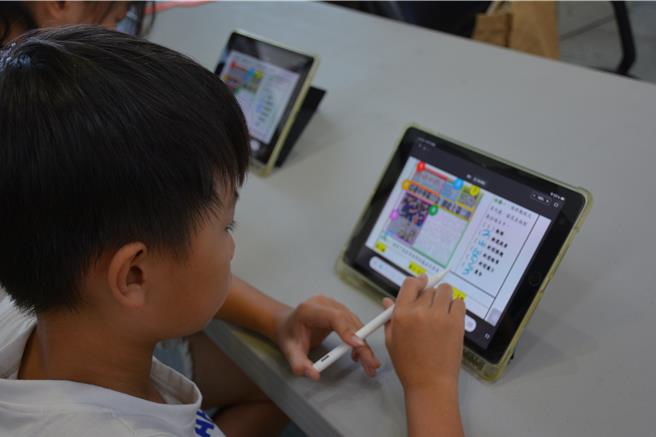 数位融入教学有成效，学生使用平板更专注于课堂任务。（教育局提供）