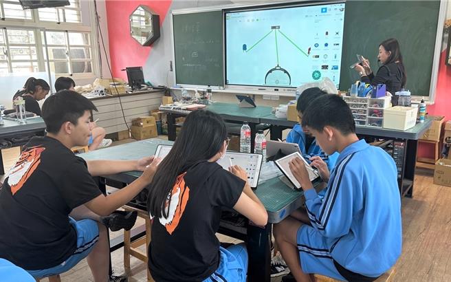 运用数位学习课堂融入四学，学生进行组内共学相互讨论。（教育局提供）