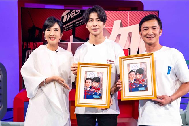 奥运金牌国手林郁婷（中）跟教练曾自强（右）接受方念华（左）的访问。（TVBS提供）