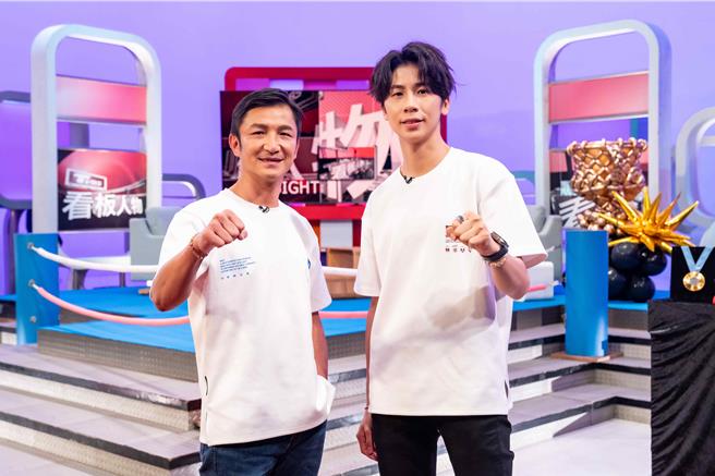 林郁婷（右）跟教练曾自强感情超好。（TVBS提供）