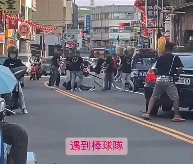 彰化鹿港大街9日下午出现黑衣人在街上开打恐怖情景。（民眾提供）