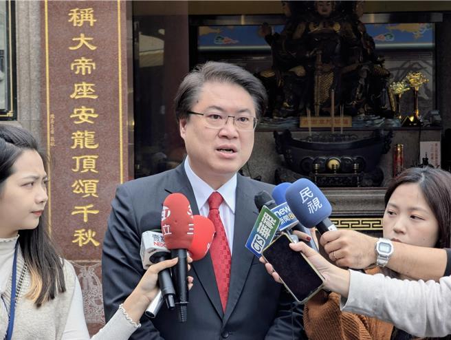 民进党秘书长林右昌（中）认为，《财划法》修法不应只看垂直的中央、地方分配比例，更应重视跨县市的水平分配，才是对民眾负责的做法。（张志康摄）