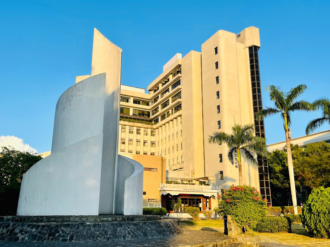 一名网友在淡江大学周边，见到一名妹妹头、短裙的妹子在路边吃早餐，直呼可爱。（图／翻摄自Google Map）