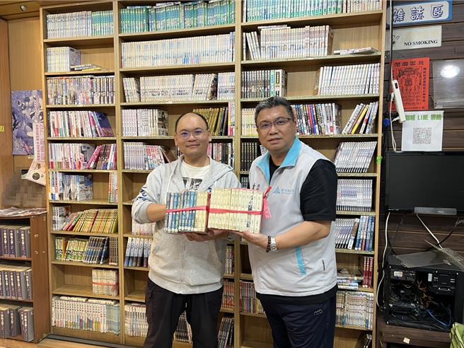 新竹市教育处长林立生到「锦城嘉义可鲁租书坊」抢购经典漫画。（林立生提供／廖素慧嘉市传真）