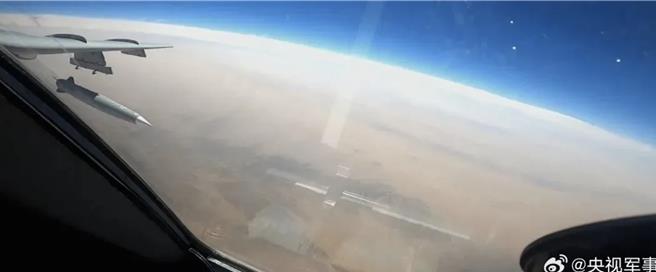 歼-20发射导弹击落目标，鹰击-21导弹发射瞬间曝光。（央视军事）