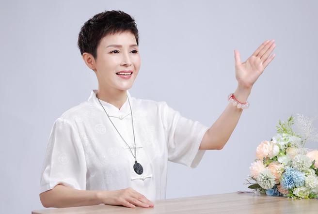 唐德惠以本名黄子芸出书，分享这几年为人办事案例。（红蚂蚁图书提供）