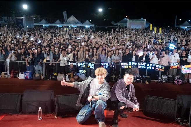 鼓鼓在台上抢先公布萧秉治的发片日。（相信音乐提供）