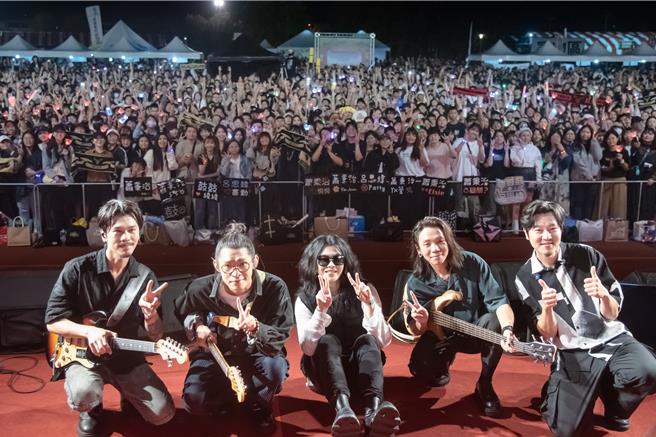 麋先生献唱〈2020再出发〉，全场热情大合唱，也引领起所有选手向前跑的气势。（相信音乐提供）