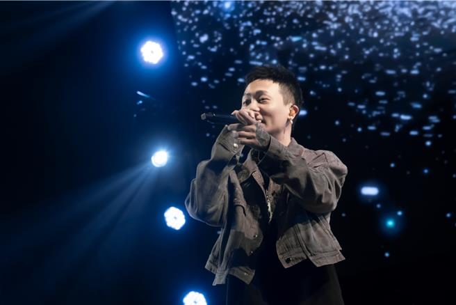 萧秉治首唱新歌〈我对你的爱没有尽头〉全场大合唱。（相信音乐提供）