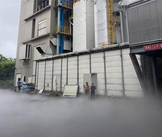 日月光中坜厂排大量烟雾，桃市环保局派员稽查，经了解为厂方氮气设备异常，目前状况已排除。（桃市环保局提供／吕筱蝉桃园传真）