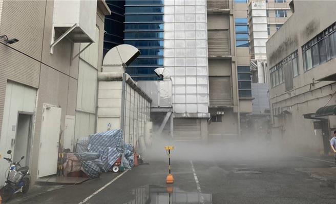 日月光中坜厂排大量烟雾，桃市环保局派员稽查，经了解为厂方氮气设备异常，目前状况已排除。（桃市环保局提供／吕筱蝉桃园传真）