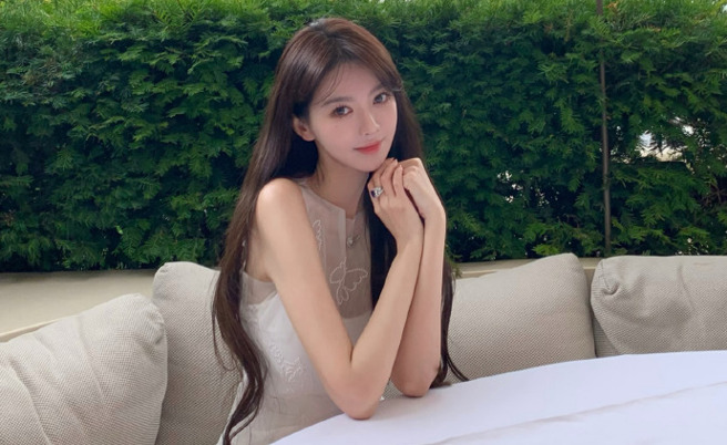 大陆男星黄晓明今年9月公开认爱网红女友叶珂。（图／中时资料照、翻摄自叶珂微博）