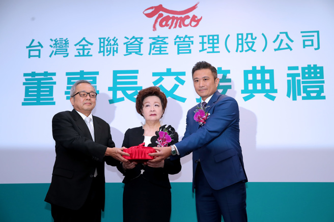 图为台湾金联6日进行董事长交接，在台湾企银董事长刘佩真（中）监交下，卸任董事长施俊吉（左）将印信交给新任董事长吕政璋（右）。（资料照,黄世麒摄）