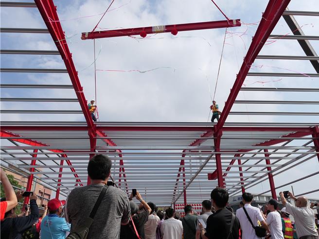 国家重要民俗「云林六房妈过炉」10日举行土库股过港红坛新建工程上梁仪式，由县长张丽善等人共同担任扶梁官，并邀108名六房妈志工担任护梁官，吸引上千名信眾到场观礼，场面盛大热闹。（张朝欣摄）