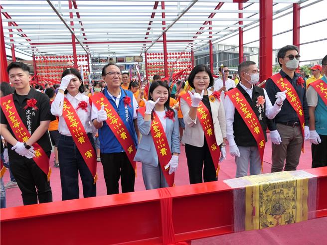 国家重要民俗「云林六房妈过炉」10日举行土库股过港红坛新建工程上梁仪式，由县长张丽善（左五）等人共同担任扶梁官，并邀108名六房妈志工担任护梁官，象徵吉祥圆满。（张朝欣摄）