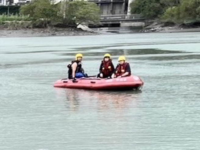 華中橋下游300公尺處，今天中午有民眾發現浮屍。（圖 / 劉詠韻翻攝）